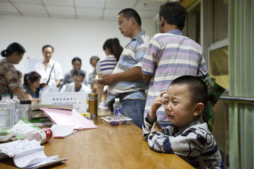 A child cries from a stomachache at the Weinan City Maternal and Child Health Hospital in Shaanxi province on Tuesday night. Children in a local kindergarten suffered vomiting and stomachaches after eating lunch on Tuesday. Zhao Lei / for China Daily