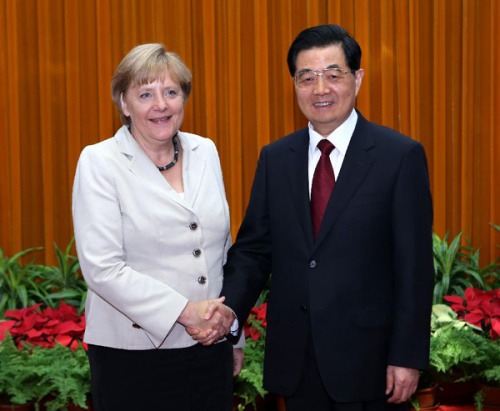 Chinese President Hu Jintao (R) shakes hands with German Chancellor Angela Merkel in Beijing, capital of China, Aug. 30, 2012. (Xinhua/Pang Xinglei)