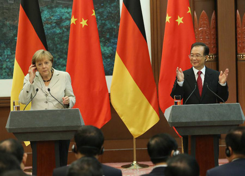 Chinese Premier Wen Jiabao (R) and German Chancellor Angela Merkel attend a press conference at the Great Hall of the People in Beijing, capital of China, Aug. 30, 2012. (Xinhua/Liu Weibing)