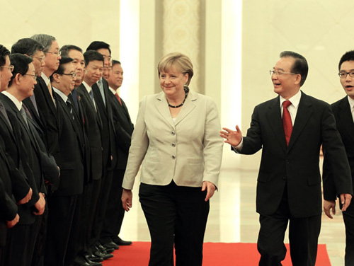 Premier Wen Jiabao welcomes German Chancellor Angela Merkel in Beijing on Thursday. [Photo/China Daily]