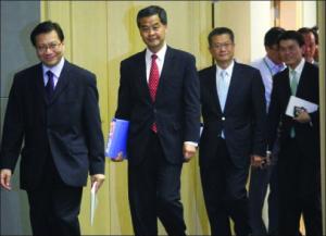 Chief Executive Leung Chun-ying (2nd left) leaves a press conference after announcing 10 new measures to alleviate the citys overheated housing problem on Thursday.(Provided to China Daily)