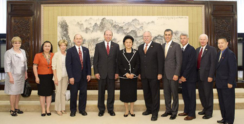 Chinese State Councilor Liu Yandong (C) meets with a delegation led by Arnie Roblan, co-speaker in the U.S. House of Representatives for the country's state of Oregon, in Beijing, capital of China, Aug. 30, 2012. (Xinhua/Huang Jingwen)