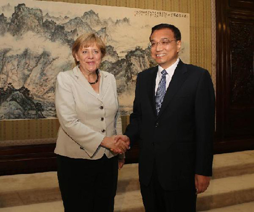 Chinese Vice Premier Li Keqiang (R) meets with German Chancellor Angela Merkel in Beijing, capital of China, Aug. 30, 2012. (Xinhua/Liu Weibing)