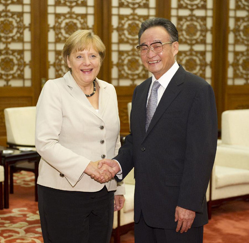 Wu Bangguo (R), chairman of the Standing Committee of the National People's Congress (NPC), shakes hand with German Chancellor Angela Merkel in Beijing, capital of China, Aug. 30, 2012. (Xinhua/Huang Jingwen)