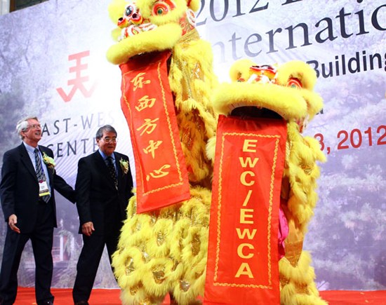 Edward Shultz (left), president of the East-West Center (EWC)'s Alumni Association executive board and Rick Brian Tsujimura, chairman of the EWC board of governors, present at EWC's 15th biennial international alumni conference on Saturday in Beijing. (Ph