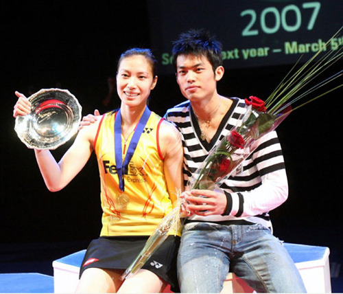 Lin Dan and Xie Xingfang pose with their own trophies of the 2007 All-England Open Championships in Birmingham of Britain in this file photo. [Photo/Agencies]