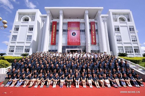 All freshmen pose for a group photo with faculty members and guests at the South University of Science and Technology (SUSTC) in Shenzhen, south China's Guangdong Province, Sept. 2, 2012. (Xinhua Photo)