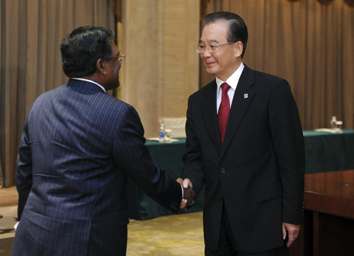 Chinese Premier Wen Jiabao (R) shakes hands with President of the Maldives Mohammed Waheed Hassan in Urumqi, northwest China's Xinjiang Uygur Autonomous Region, Sept. 2, 2012. (Xinhua/Zhang Duo) 