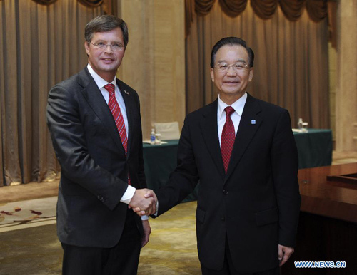 Chinese Premier Wen Jiabao (R) shakes hands with former Dutch Prime Minister Jan Peter Balkenende during a meeting with him in Urumqi, northwest China's Xinjiang Uygur Autonomous Region, Sept. 2, 2012. (Xinhua/Zhang Duo) 