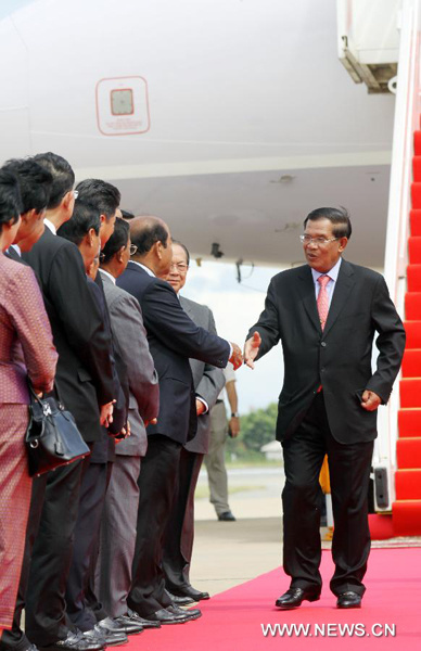 Cambodian Prime Minister Hun Sen (R) arrives in Phnom Penh of Cambodia after visiting China, Sept. 3, 2012. (Xinhua/Sovannara)