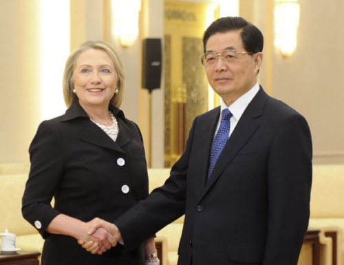 Chinese President Hu Jintao (R) shakes hands with US Secretary of State Hillary Clinton at the Great Hall of the People in Beijing September 5, 2012. [Photo/Xinhua]