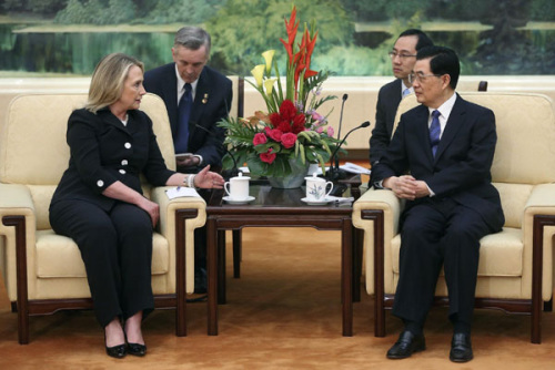 Chinese President Hu Jintao (R) talks to US Secretary of State Hillary Clinton during a meeting at the Great Hall of the People in Beijing September 5, 2012. [Photo/Agencies] 