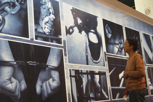 A visitor watches an exhibition showing achievements made in the fight against bribery, in Hangzhou, Zhejiang province. Zhu Yinwei / for China Daily