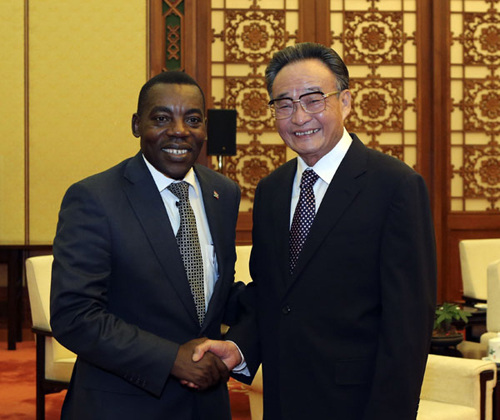 Wu Bangguo (R), chairman of the Standing Committee of China's National People's Congress, meets with Burundi's Senate Speaker Gabriel Ntisezerana in Beijing, capital of China, Sept. 4, 2012. (Xinhua/Ding Lin)