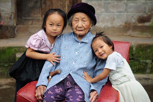 Xu Yuanshu, aged 110, photographed with her two great-granddaughters in Chongqing's Jiangjin district on July 4. Yang Hua / for China Daily