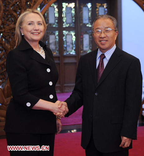 Chinese State Councilor Dai Bingguo (R) meets with U.S. Secretary of State Hillary Clinton in Beijing, capital of China, Sept. 5, 2012. (Xinhua/Zhang Duo)