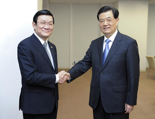 Chinese President Hu Jintao (R) meets with his Vietnamese counterpart Truong Tan Sang in Vladivostok, east Russia, on Sept. 7, 2012. (Xinhua/Xie Huanchi)