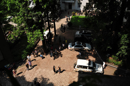 Staff of the Yiliang county government of Yunnan province are evacuated to vacant places after an earthquake jolted the county on Friday. (Photo/Xinhua)