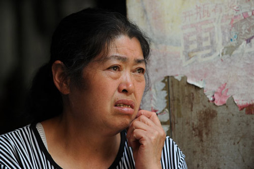 Yan Yongping, a villager who lost her daughter in the quake on Friday, rests at a relocation site in Yiliang county, Yunnan province, on Monday. WEI XIAOHAO / CHINA DAILY