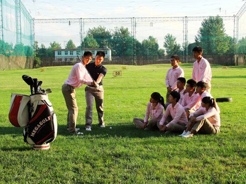 Students under instruction at the Hebei Institute of Physical Education in Shijiazhuang, capital of Hebei province. The institute is one of a small number of schools providing golf degrees in China. Photos by Liu Xiang / China Daily