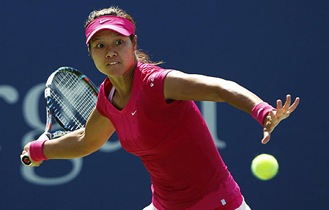 Li Na of China hits a return to Laura Robson of Britain during their women's singles match at the US Open tennis tournament in New York Aug 31, 2012. [Photo/Agencies]