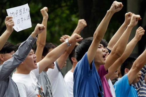 The sentiment of protesters outside the Japanese embassy in Beijing on Tuesday is aptly summed up by the message on a piece of paper: The Diaoyu Islands belong to China, Japanese get out. [Photo/Agencies] 