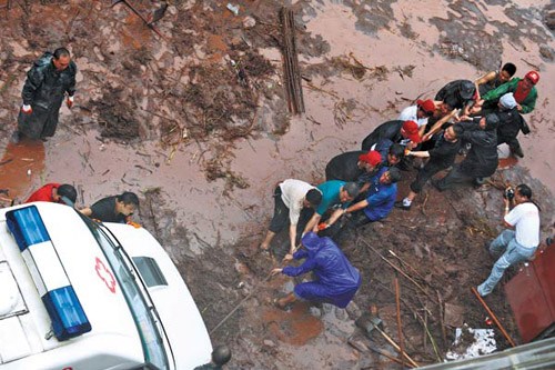 Rescuers on Tuesday pull an ambulance out of the mud in Yiliang county, Yunnan province.WEI XIAOHAO / CHINA DAILY