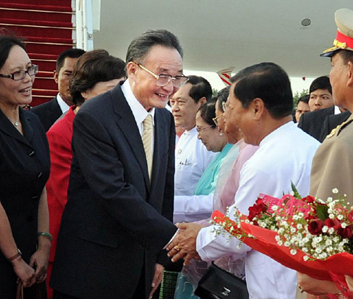 Wu Bangguo (C), chairman of the Standing Committee of China's National People's Congress (NPC), arrives at Nay Pyi Taw, Myanmar, Sept. 12, 2012, starting an official goodwill visit to Myanmar. (Xinhua/Li Tao) 