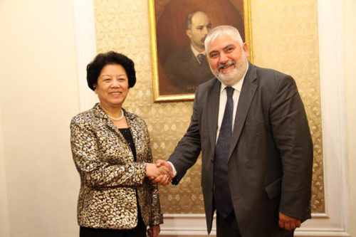 Chen Zhili (L), vice chairwoman of the Standing Committee of China's National People's Congress (NPC), shakes hands with Anastas Anastasov, vice president of the National Assembly of Bulgaria, during their meeting in Sofia, Bulgaria, on Sept. 12, 2012. (X