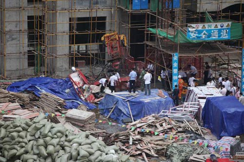 Staff workers search for bodies in the accident and clean up the site in Wuhan, Hubei province, on Thursday.PROVIDED TO CHINA DAILY