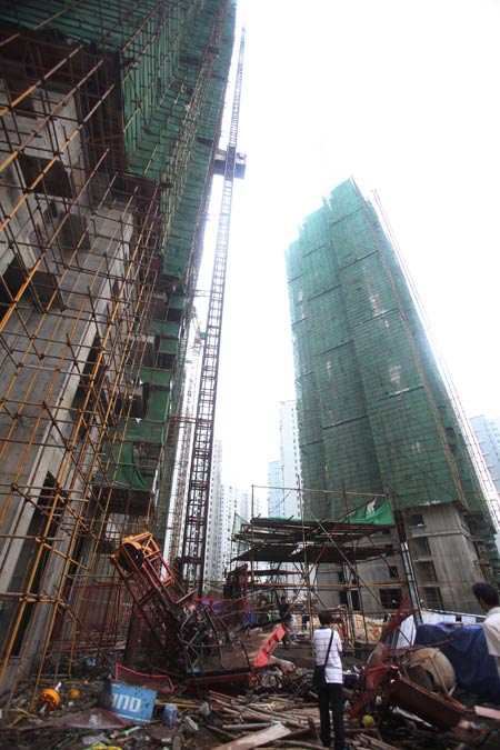 Staff workers search for bodies in the accident and clean up the site in Wuhan, Hubei province, on Thursday.PROVIDED TO CHINA DAILY