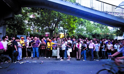 A long line at the No.930 bus station. Photos: Guo Yingguang/GT 