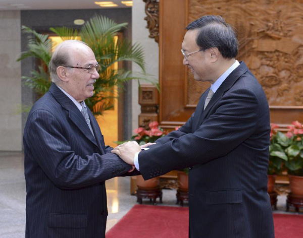 Chinese Foreign Minister Yang Jiechi (R) meets with delegation of Syria's National Coordination Body for Democratic Change headed by General Coordinator Hasan Abdul-Azim in Beijing, capital of China, Sept. 17, 2012. (Xinhua/Wang Ye) 