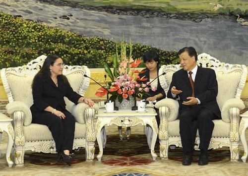 Liu Yunshan (R), publicity chief of the Communist Party of China (CPC), meets with Alejandra Sota Mirafuentes (L), general coordinator of media and communications of the Mexican Presidential Office, at the Great Hall of the People in Beijing, capital of China, Sept. 19, 2012. (Xinhua/Rao Aimin) 