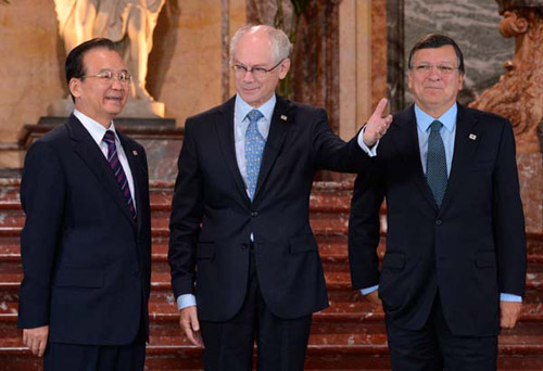 Premier Wen Jiabao is welcomed by Herman Van Rompuy, (center), president of the European Council and European Commission President Jose Manuel Barroso to the China-EU summit in Brussels on Thursday. JOHN THYS / Agence France-Presse