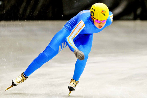 Wang Meng competes at the national short track speed skating league's Harbin stop on Thursday in Harbin, Heilongjiang province. Wang clocked 1 min 30.949 sec in the nine-lap pursuit to qualify for the Group A race. It was Wangs return from a suspension 