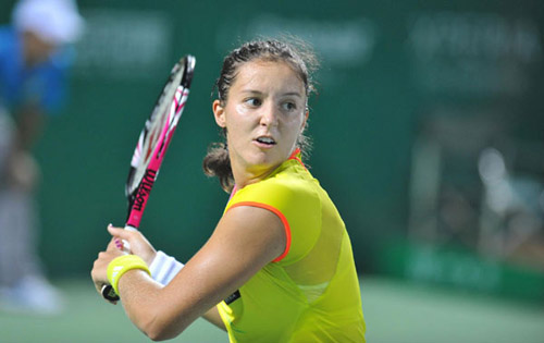  Laura Robson of Britain hits a return to Peng Shuai during their women's singles quarterfinal match at the Guangzhou Open tennis tournament in Guangzhou, Sept 20, 2012. [Photo/Xinhua]