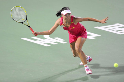 Peng Shuai hits a return to Laura Robson of Britain during their women's singles quarterfinal match at the Guangzhou Open tennis tournament in Guangzhou, Sept 20, 2012. [Photo/Xinhua]