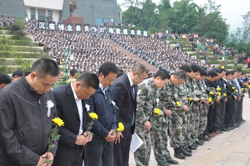 People mourn for those killed in deadly earthquakes earlier this month in Yiliang county in Southwest China's Yunnan province on Sept 20, 2012. [Photo/Asianewsphoto]