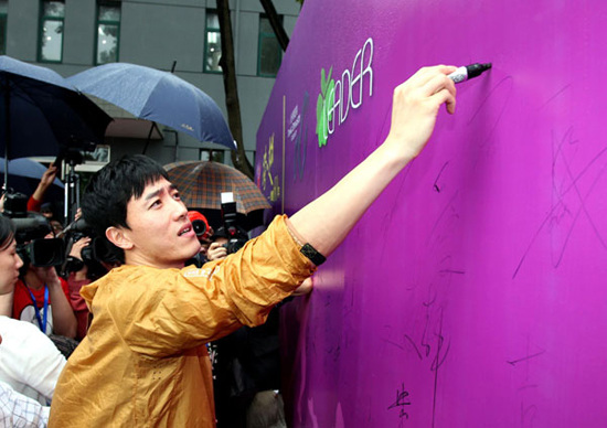 Liu Xiang signs autographs to celebrate the very moment on September 22, 2012. (Photo: Xinhua)