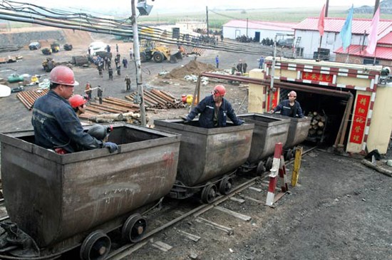 Rescuers accompany relief materials down a coal mine where six miners were trapped underground in a fl ooding accident in Jidong county, Heilongjiang province, on Sunday. (Photo for China Daily)