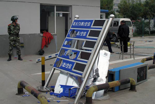 A destroyed electronic parking display at the north gate of the Foxconn plant in Taiyuan, Shanxi province, on Monday, after rioting by its  workers erupted on Sunday night.SUN RUISHENG / CHINA DAILY