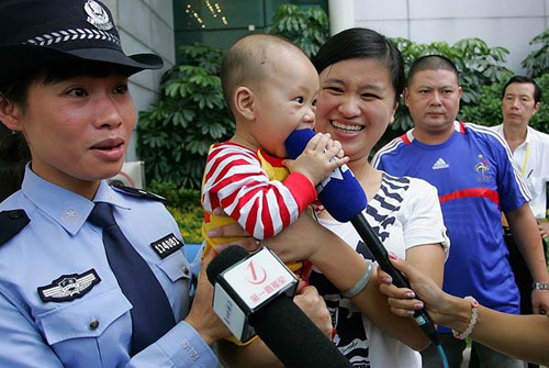 Huang Yuxian, an 8-month-old boy who was trafficked from Guangdong to a small village in Central China's Henan province, was rescued. His mother held him tightly in her arms at the airport in Guangzhou on Sunday. Provided by Yangcheng Evening News