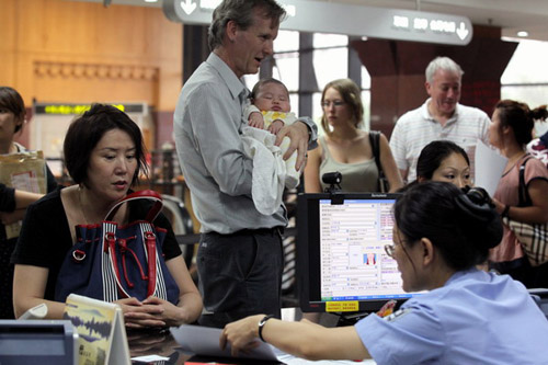 A woman talks with an officer at the Beijing Entry-Exit Inspection and Quarantine Bureau on Sept 24, 2012. [Jiang Dong/China Daily]