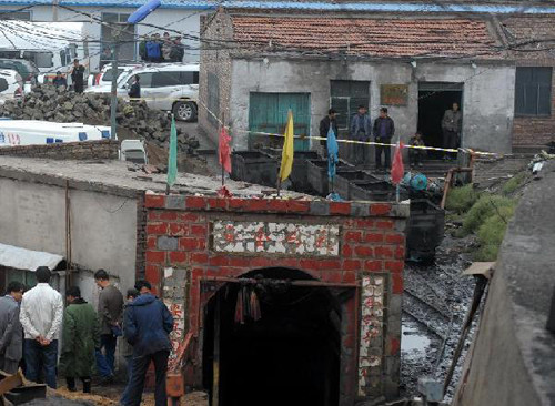 Photo taken on Sept. 25, 2012 shows the coal mine pit where a locomotive with 34 workers aboard its two carriages slipped down, in Baiyin, northwest China's Gansu Province. (Xinhua/Nie Jianjiang)