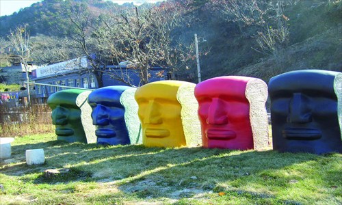 Art that represents the five races of the world in Mutianyu. 