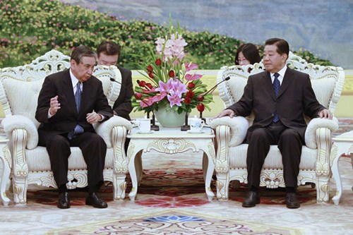 Jia Qinglin (right), chairman of the National Committee of the CPPCC, meets Yohei Kono, Japan's former chief cabinet secretary and current president of the Japanese Association for Promotion of International Trade, at the Great Hall of the People on Thursday in Beijing. Feng Yongbin/ China Daily 