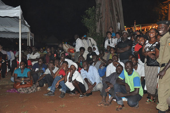 Crowds enjoy the acrobatic performance on the evening of Sept 27 in Kampala. (Photo: chinadaily.com.cn)