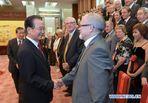 Chinese Premier Wen Jiabao(L front) meets with 50 foreigners who received the annual government Friendship Award for their excellent work in China at the Great Hall of the People in Beijing, capital of China, Sept. 29, 2012. (Xinhua/Ma Zhancheng)