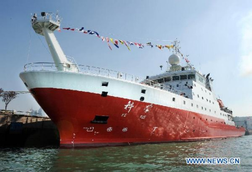 Photo taken on Sept. 29, 2012 shows the comprehensive research vessel, the Kexue (Science), at Qingdao Olympic Sailing Center in Qingdao, east China's Shandong Province. The 99.6-meter-long and 17.8-meter wide ship was put into service on Saturday. Powered by a podded electric propulsion system, the Kexue consumes less power, creates less noise and vibration, and is able to move at continuously varying speeds of up to 15 knots. (Xinhua/Li Ziheng)